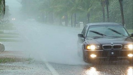 Học lái xe ô tô - Làm thế nào để tăng tầm nhìn khi lái xe ô tô trong mưa?